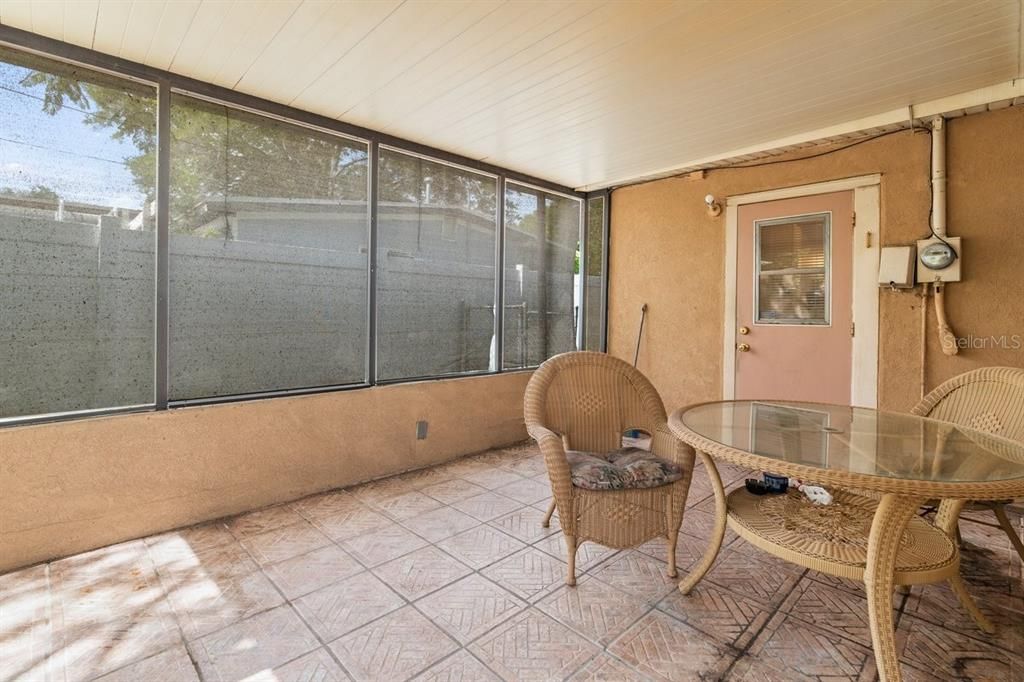 Recently Sold: $295,000 (3 beds, 1 baths, 994 Square Feet)
