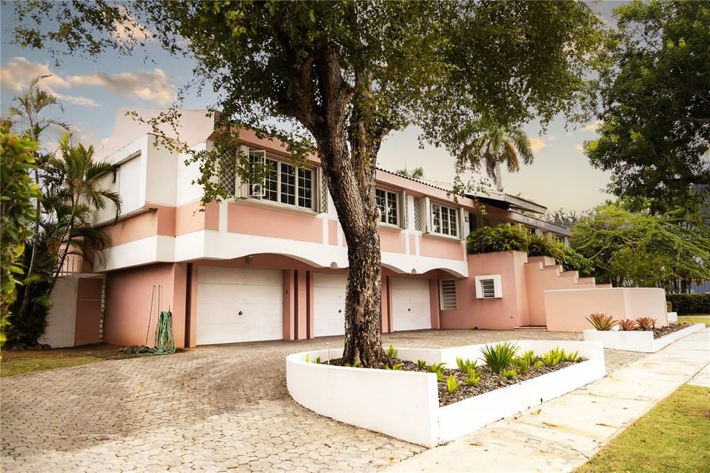 Vendido Recientemente: $1,650,000 (5 camas, 4 baños, 6000 Pies cuadrados)