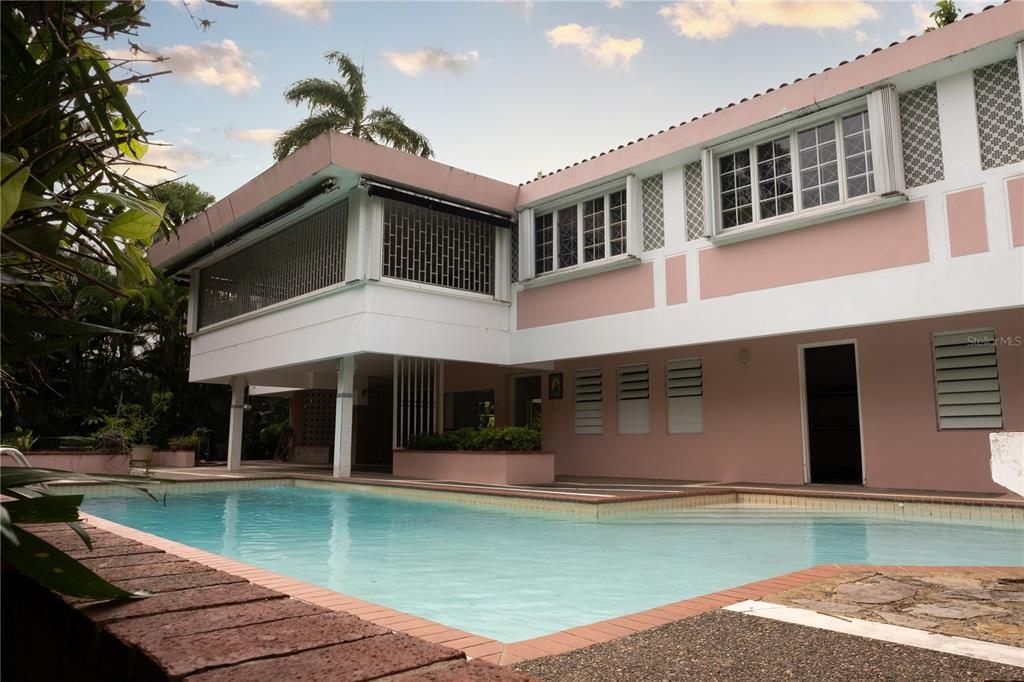 Vendido Recientemente: $1,650,000 (5 camas, 4 baños, 6000 Pies cuadrados)