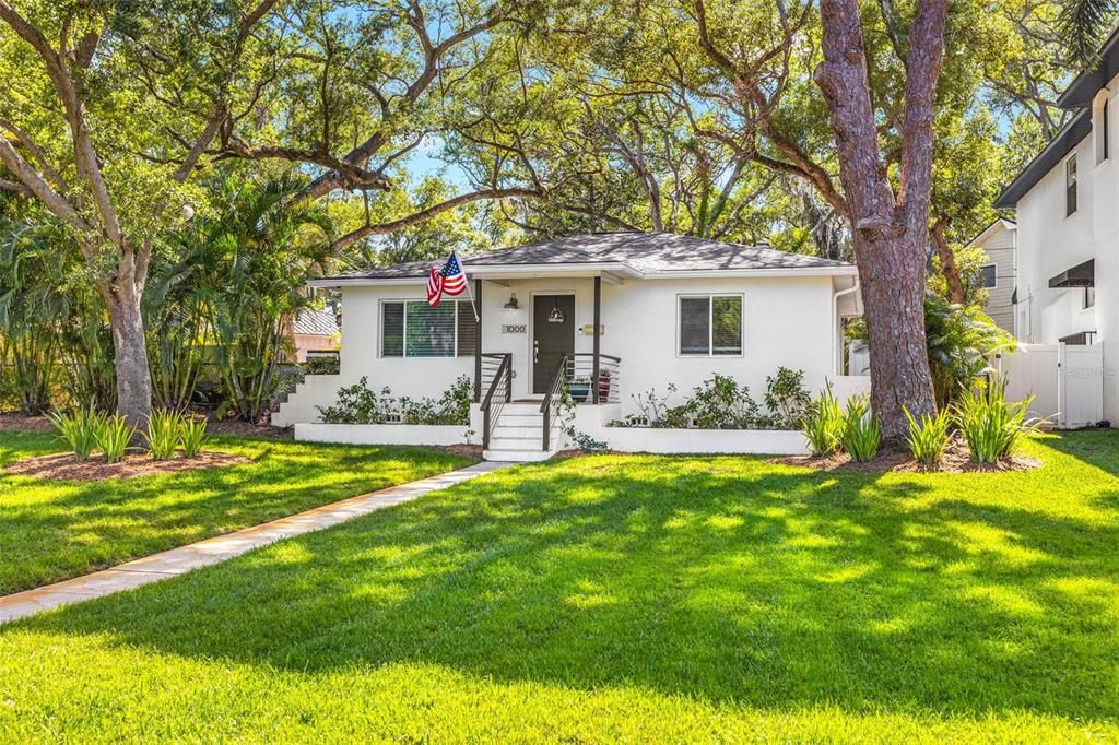 Recently Sold: $900,000 (3 beds, 2 baths, 1692 Square Feet)