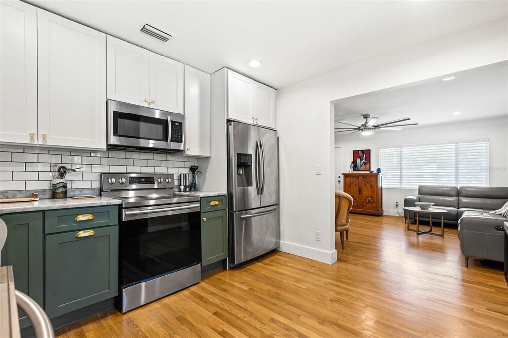 Recently Sold: $900,000 (3 beds, 2 baths, 1692 Square Feet)