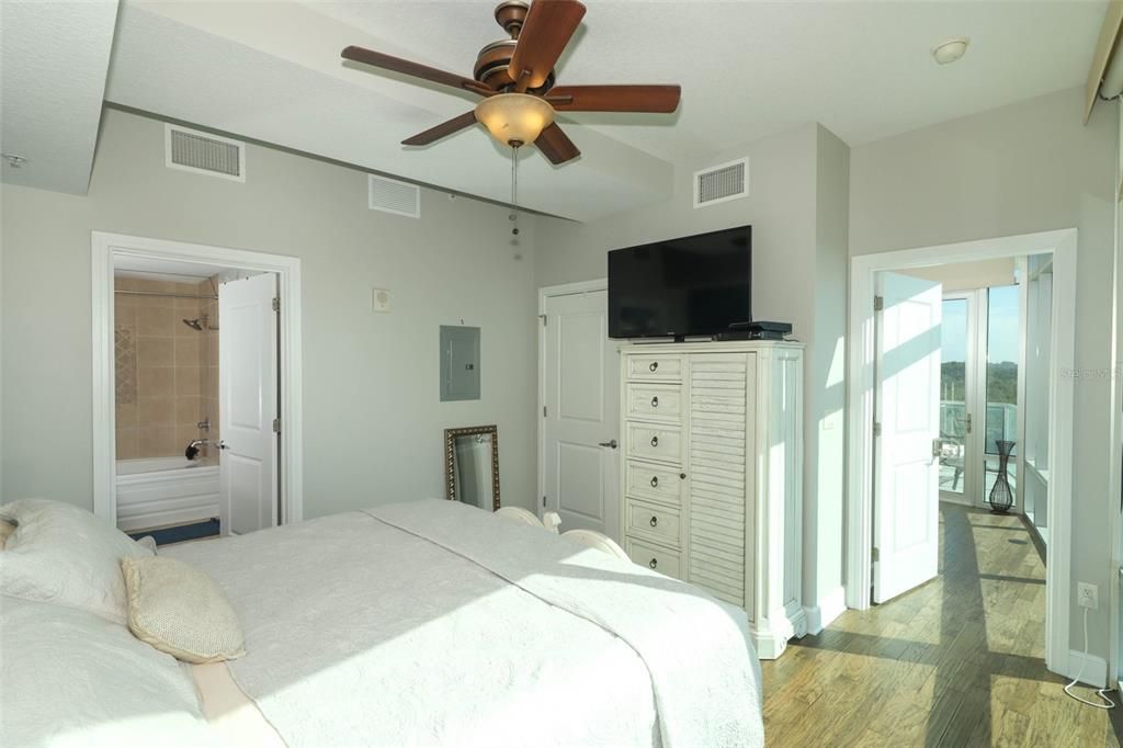 For Sale: $379,000 (2 beds, 2 baths, 1198 Square Feet)