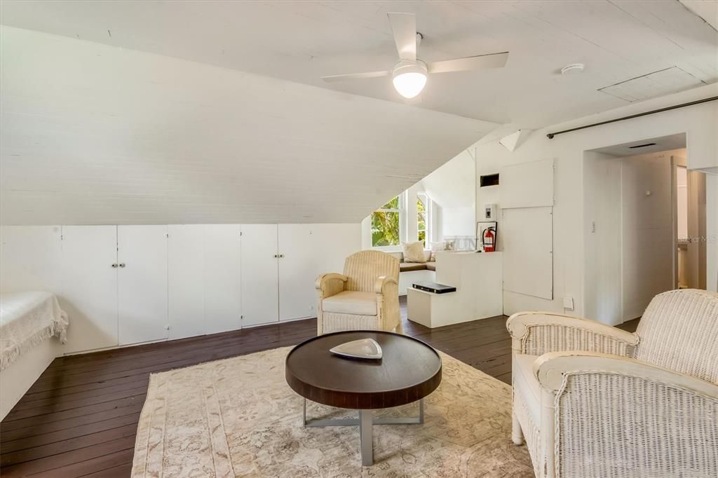 Active With Contract: $3,595,500 (3 beds, 3 baths, 3010 Square Feet)