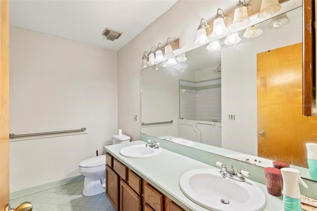 Recently Sold: $549,000 (2 beds, 2 baths, 1605 Square Feet)