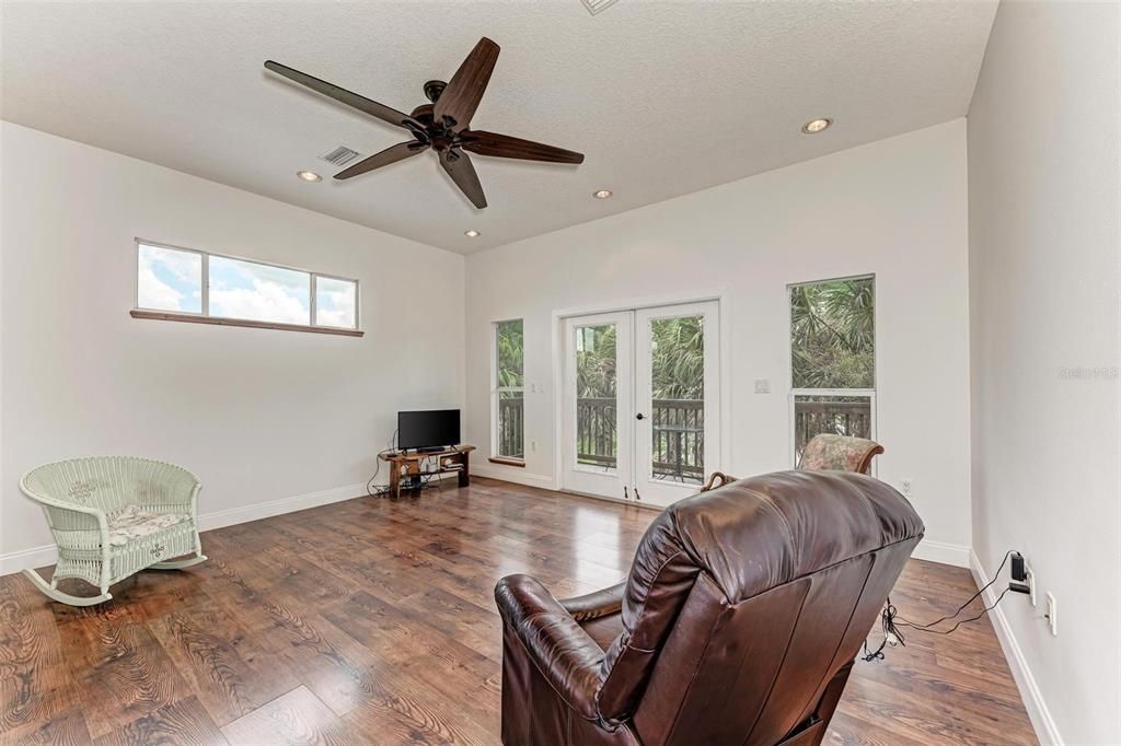 Recently Sold: $550,000 (2 beds, 2 baths, 1344 Square Feet)