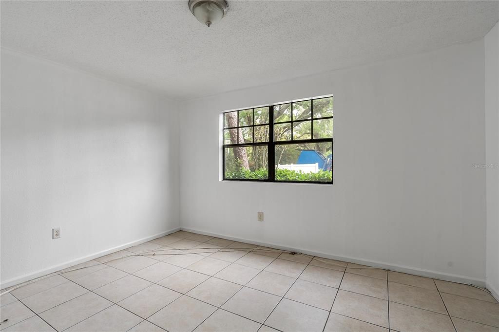 Active With Contract: $150,000 (2 beds, 1 baths, 899 Square Feet)