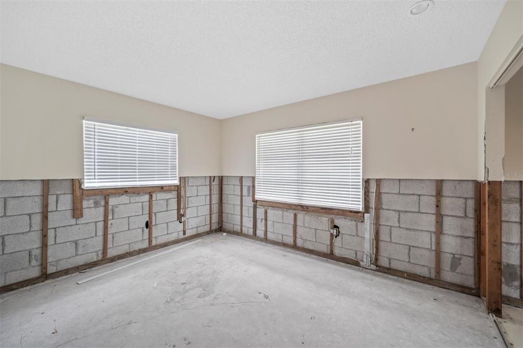 最近售出: $180,000 (2 贝兹, 1 浴室, 1517 平方英尺)