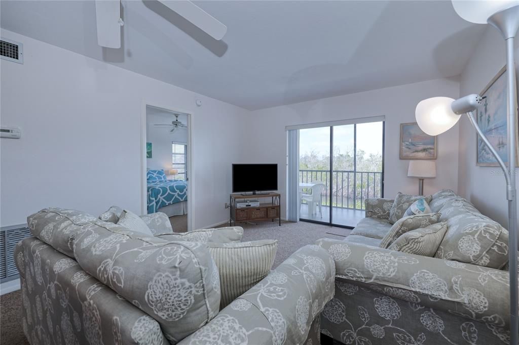 For Sale: $394,000 (2 beds, 2 baths, 811 Square Feet)