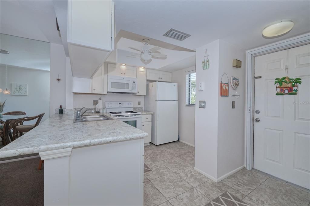For Sale: $394,000 (2 beds, 2 baths, 811 Square Feet)