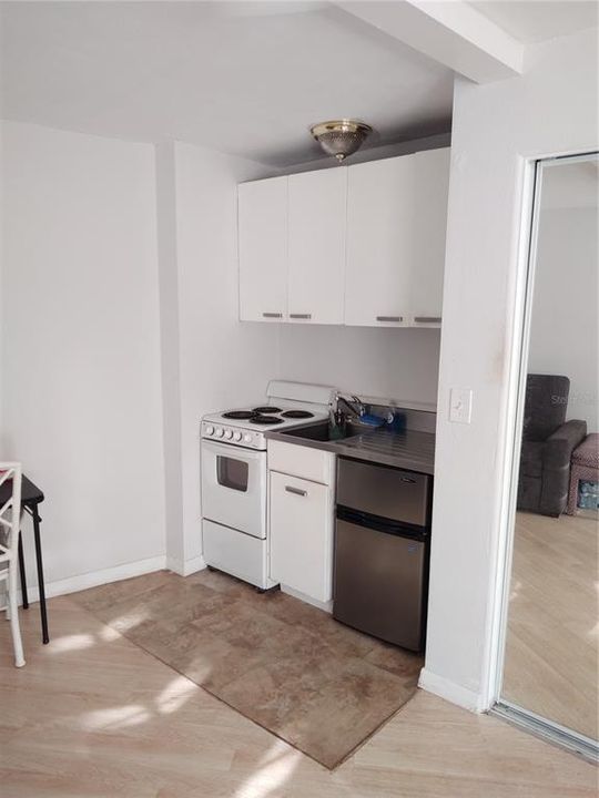 Active With Contract: $1,200 (1 beds, 1 baths, 255 Square Feet)