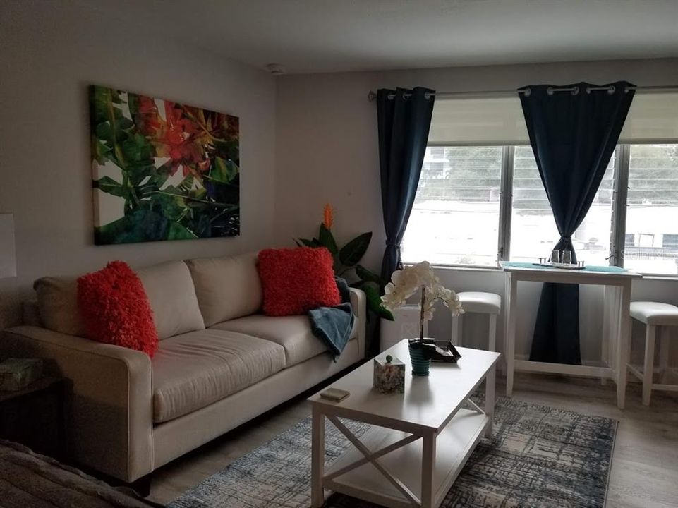 Active With Contract: $1,850 (1 beds, 1 baths, 412 Square Feet)