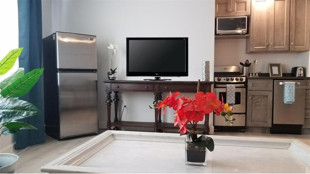 Active With Contract: $1,850 (1 beds, 1 baths, 412 Square Feet)