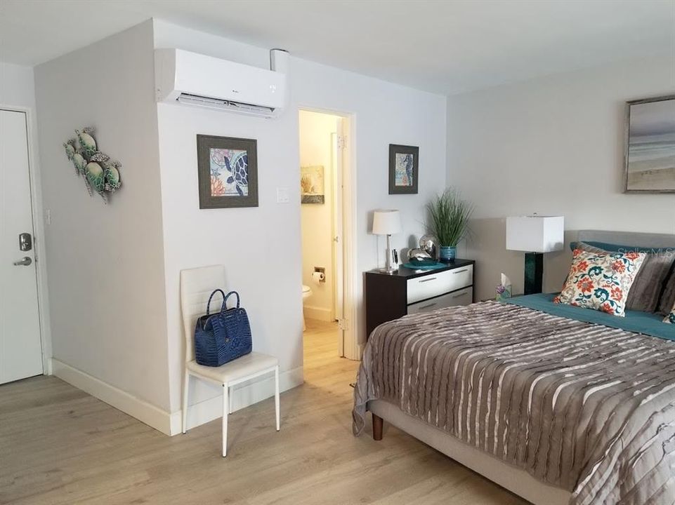 Active With Contract: $1,850 (1 beds, 1 baths, 412 Square Feet)
