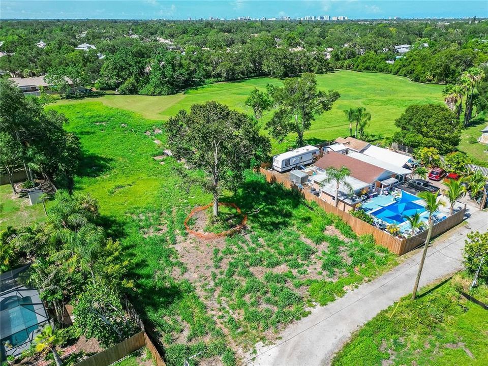 На продажу: $2,199,000 (6.13 acres)