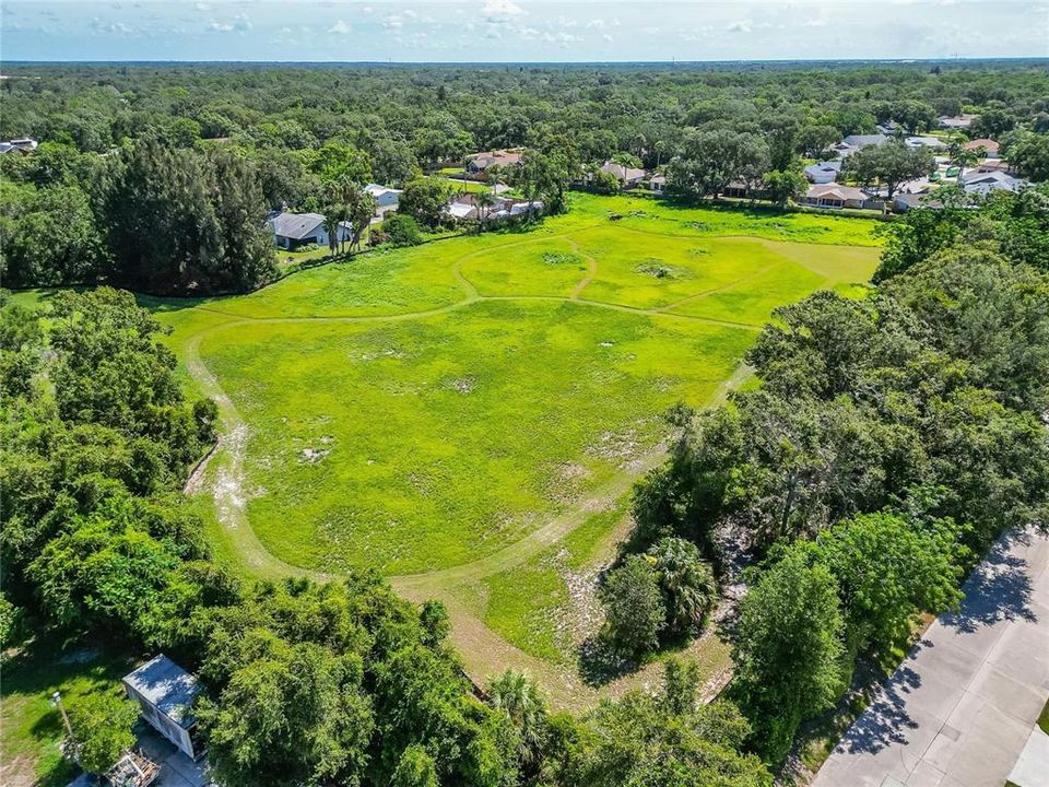 На продажу: $2,199,000 (6.13 acres)