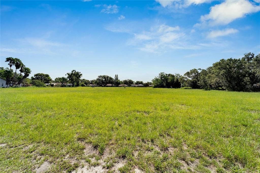 En Venta: $2,199,000 (6.13 acres)