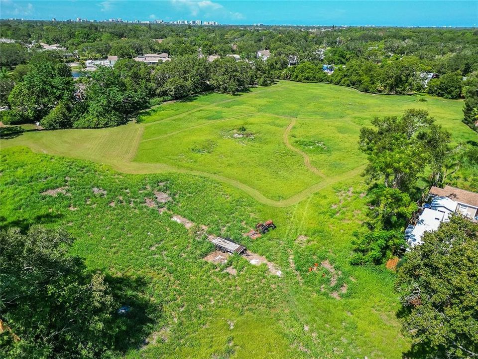 На продажу: $2,199,000 (6.13 acres)