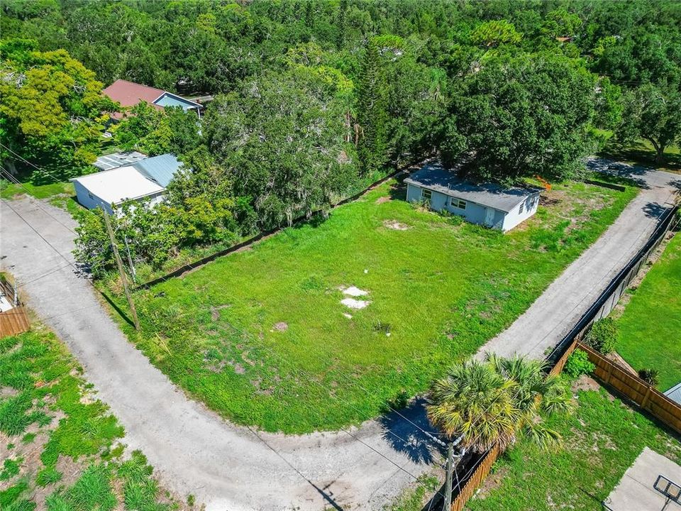 На продажу: $2,199,000 (6.13 acres)