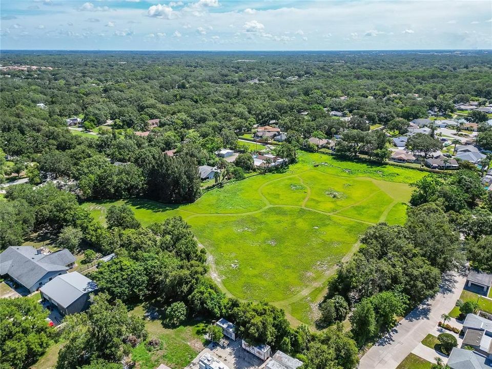 На продажу: $2,199,000 (6.13 acres)