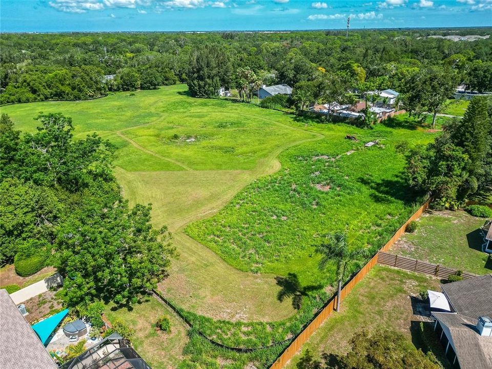 На продажу: $2,199,000 (6.13 acres)