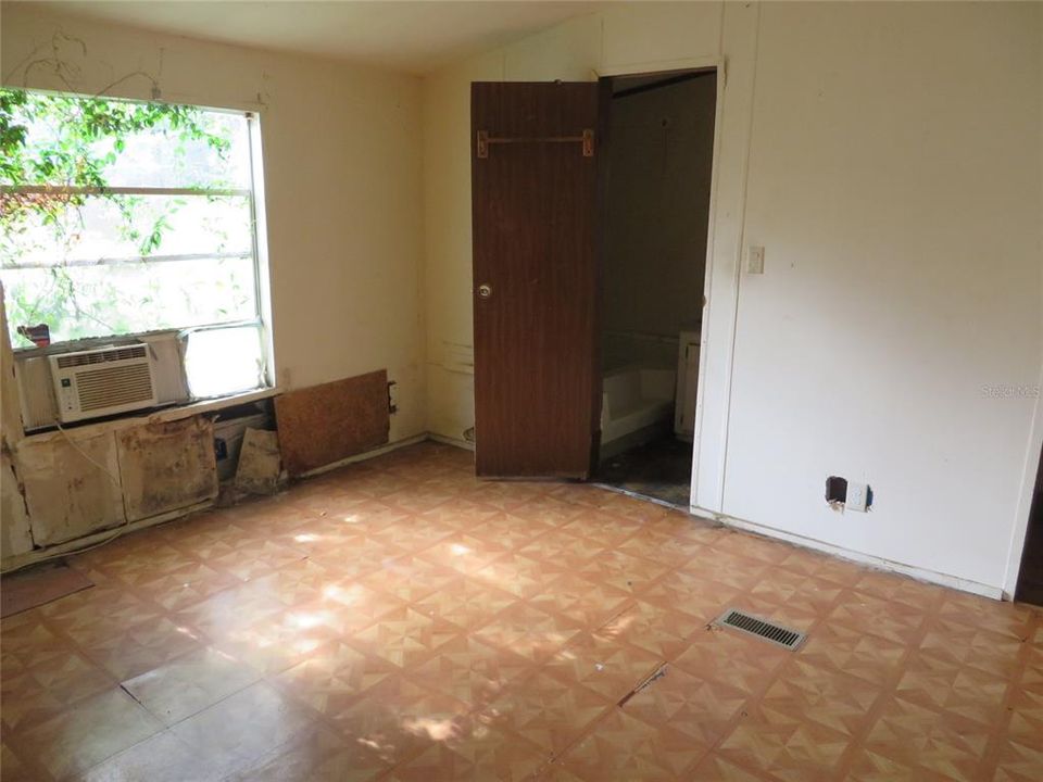 Vendido Recientemente: $54,900 (3 camas, 2 baños, 924 Pies cuadrados)