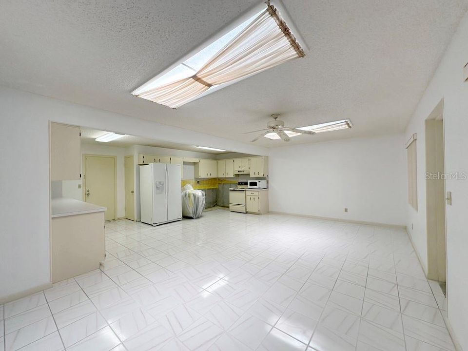 Florida/Dining to Kitchen