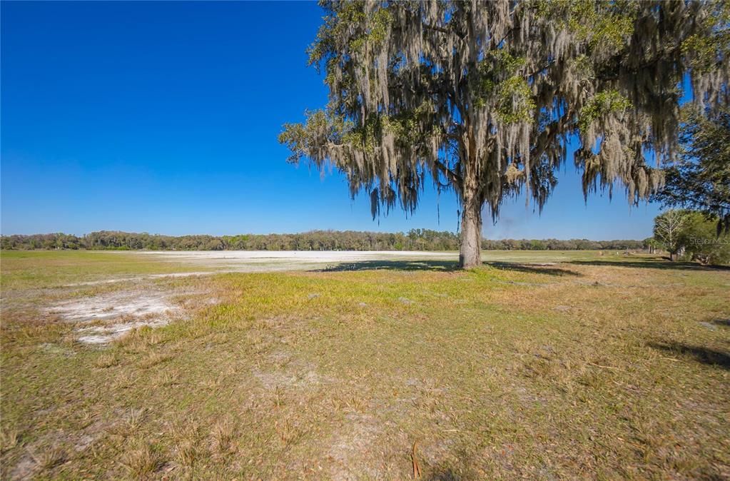 На продажу: $595,000 (32.31 acres)