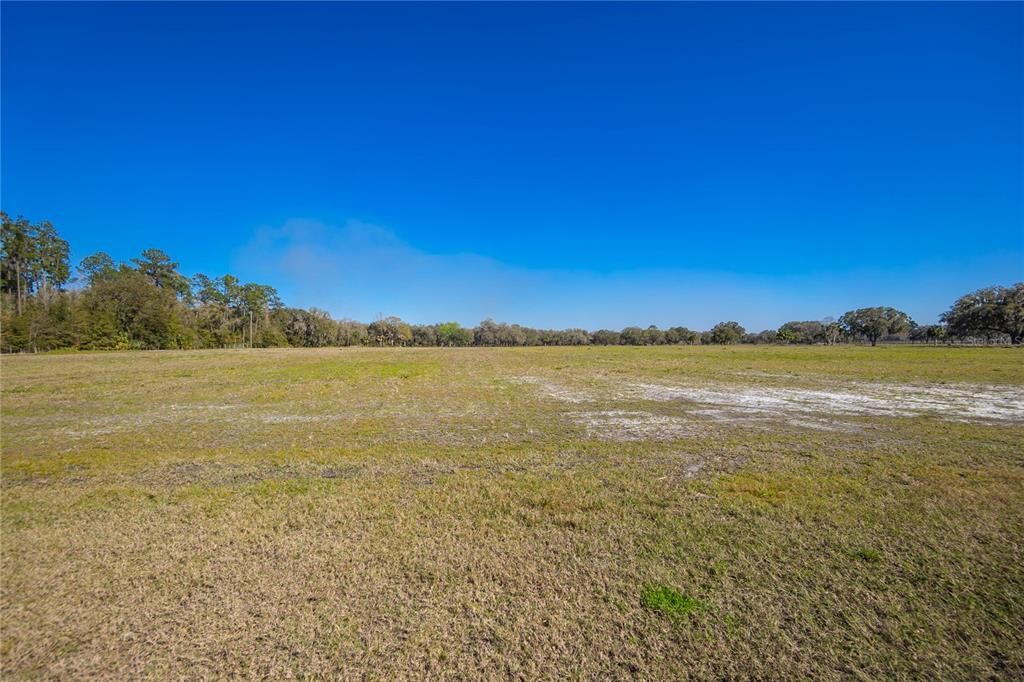 На продажу: $595,000 (32.31 acres)