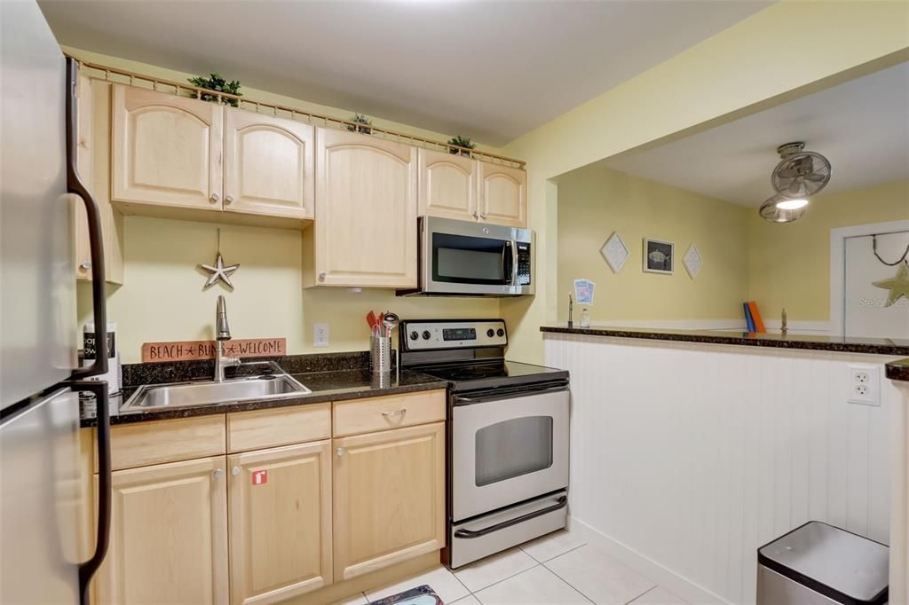 For Sale: $408,000 (1 beds, 1 baths, 594 Square Feet)