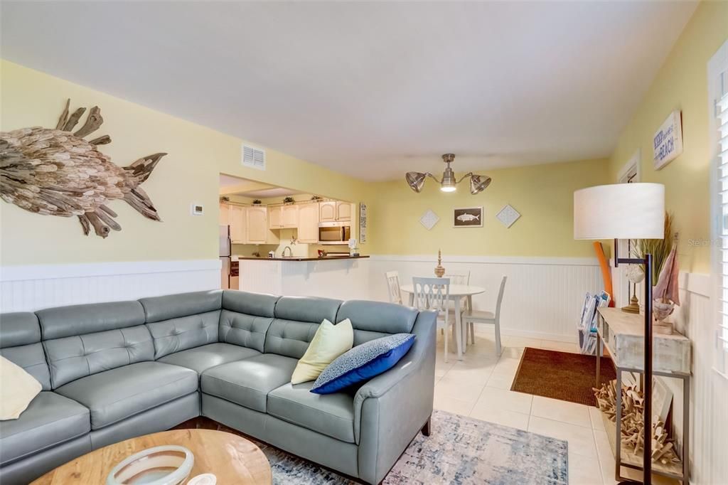 For Sale: $408,000 (1 beds, 1 baths, 594 Square Feet)