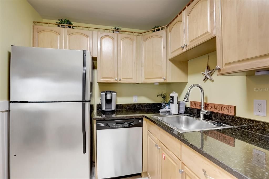 For Sale: $408,000 (1 beds, 1 baths, 594 Square Feet)