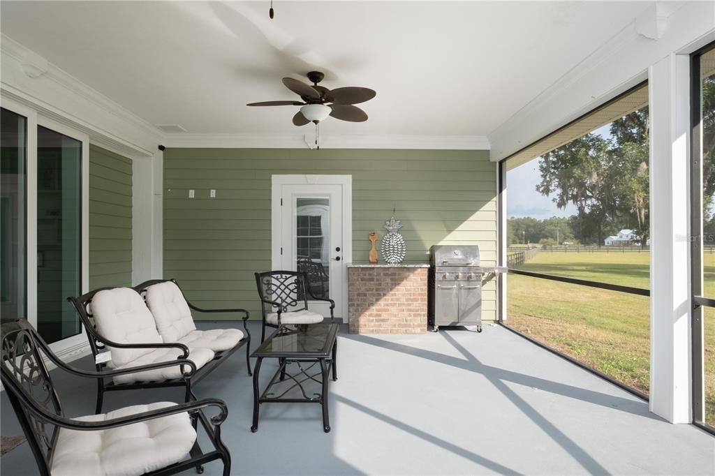 Screened Patio w/Direct Gas Hook-up