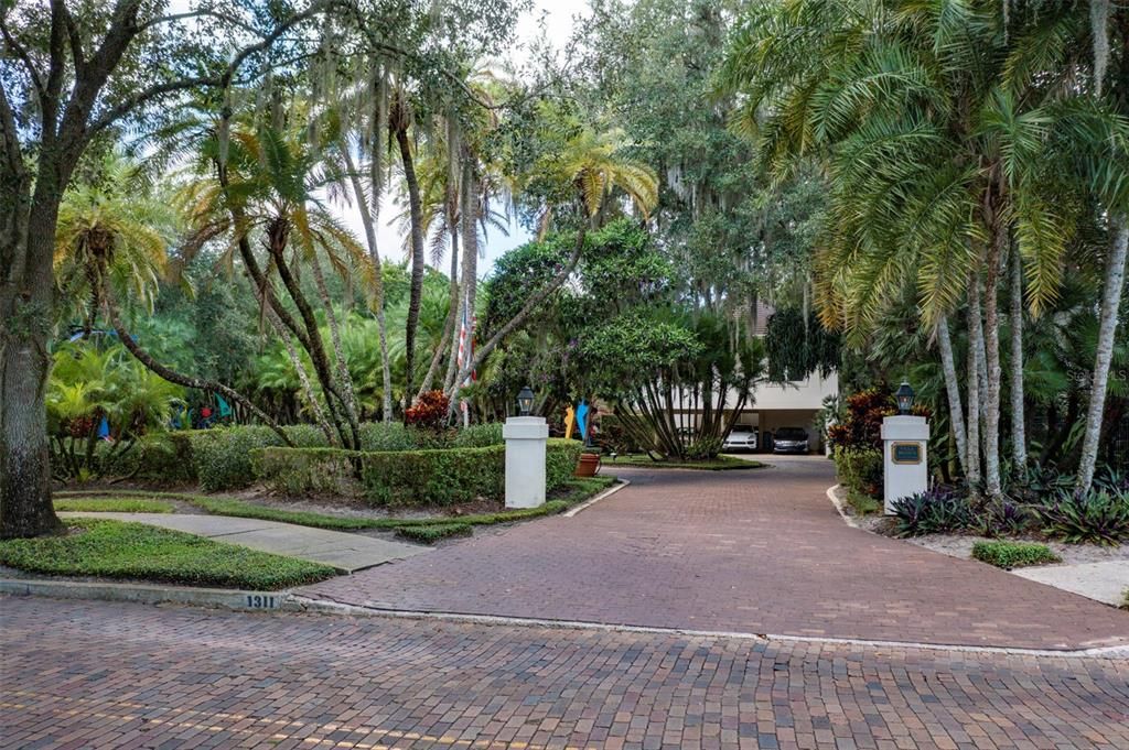 Recently Sold: $6,900,000 (7 beds, 6 baths, 10997 Square Feet)