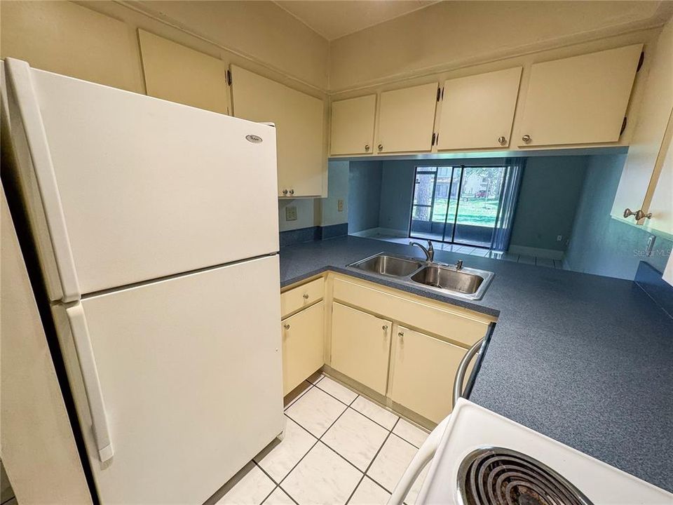 Active With Contract: $144,900 (2 beds, 1 baths, 1001 Square Feet)