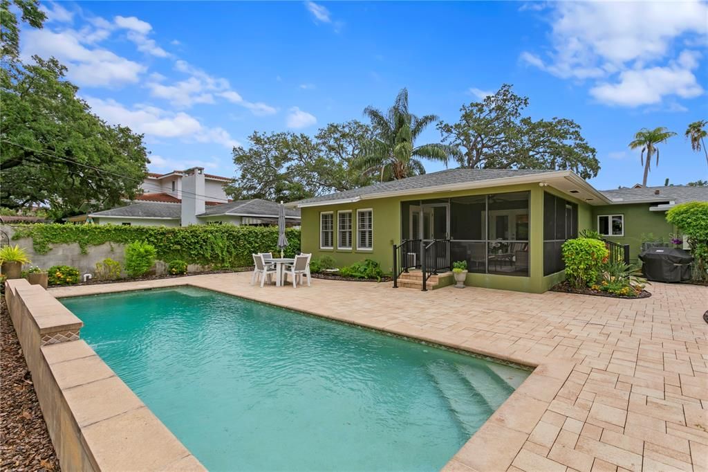 Recently Sold: $940,000 (3 beds, 3 baths, 1707 Square Feet)