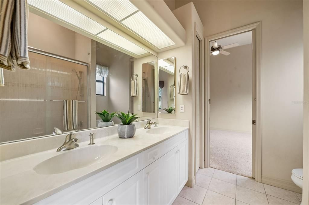 Jack and Jill Bathroom with Tub/Shower