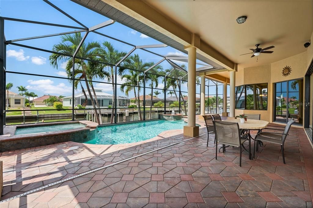 Huge covered Lanai