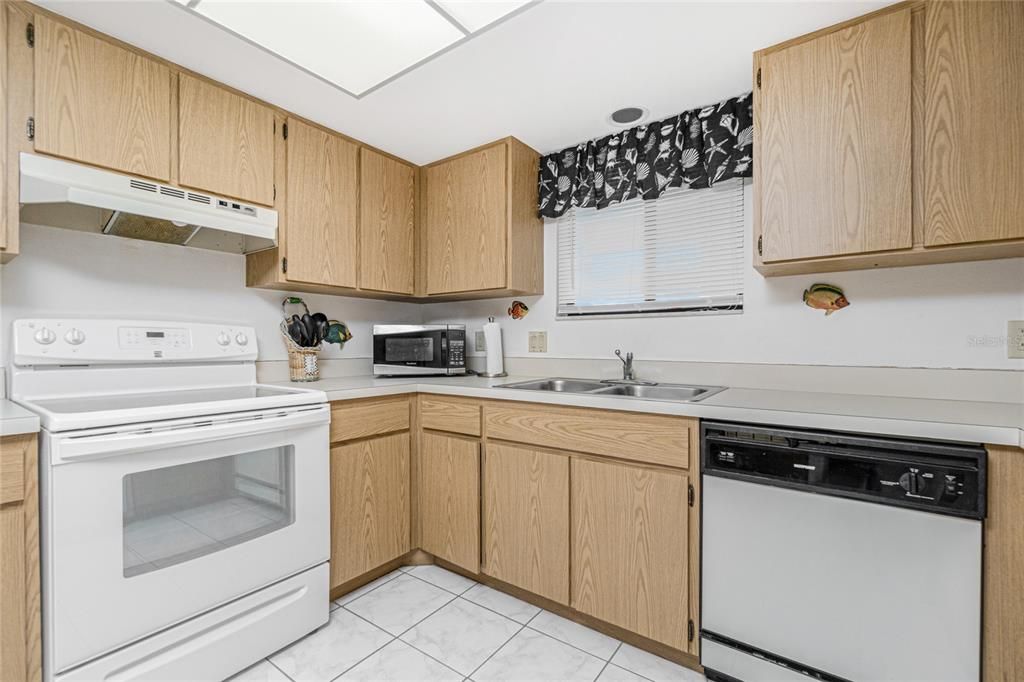 For Sale: $200,000 (2 beds, 2 baths, 1440 Square Feet)