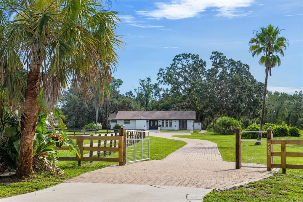 Recently Sold: $899,000 (4 beds, 3 baths, 3241 Square Feet)