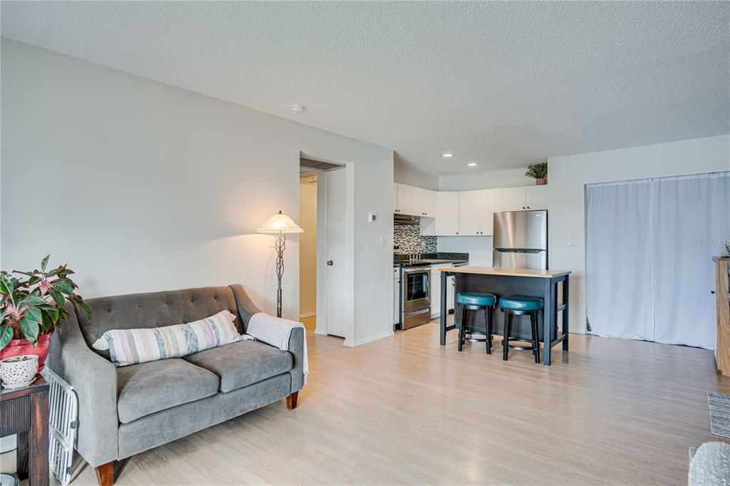 Recently Sold: $150,000 (1 beds, 1 baths, 607 Square Feet)