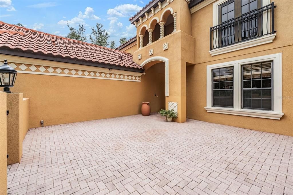 Recently Sold: $899,900 (6 beds, 4 baths, 4287 Square Feet)