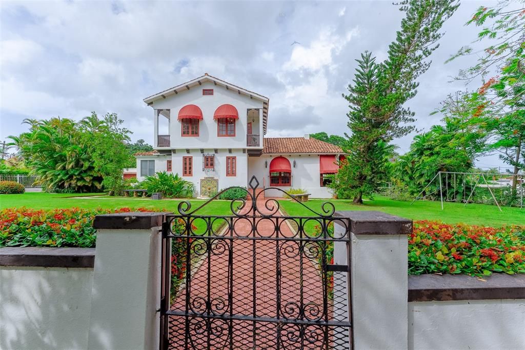 Recently Sold: $2,200,000 (3 beds, 2 baths, 2854 Square Feet)