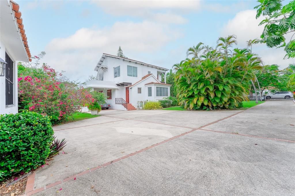 Recently Sold: $2,200,000 (3 beds, 2 baths, 2854 Square Feet)