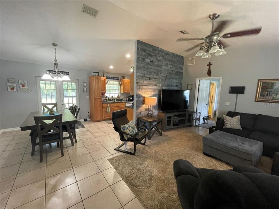 Recently Sold: $230,000 (3 beds, 2 baths, 1282 Square Feet)