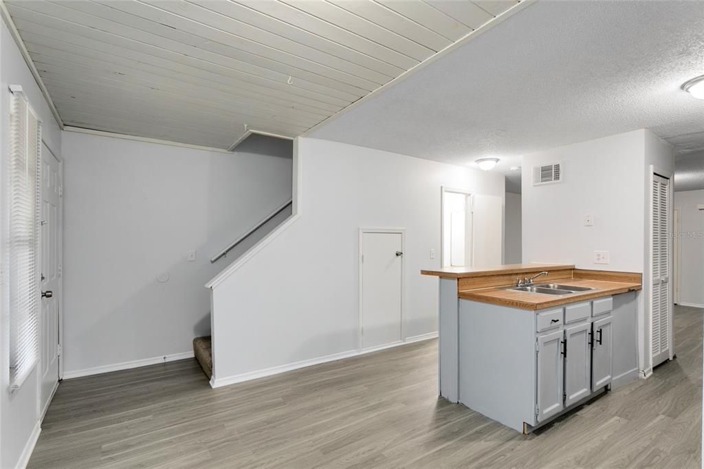 Recently Rented: $1,595 (2 beds, 1 baths, 1120 Square Feet)