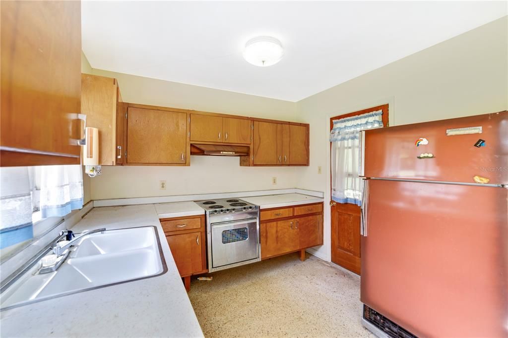 Recently Sold: $169,990 (2 beds, 1 baths, 744 Square Feet)