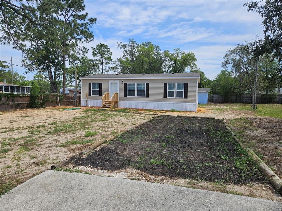 Recently Sold: $210,000 (3 beds, 2 baths, 1144 Square Feet)