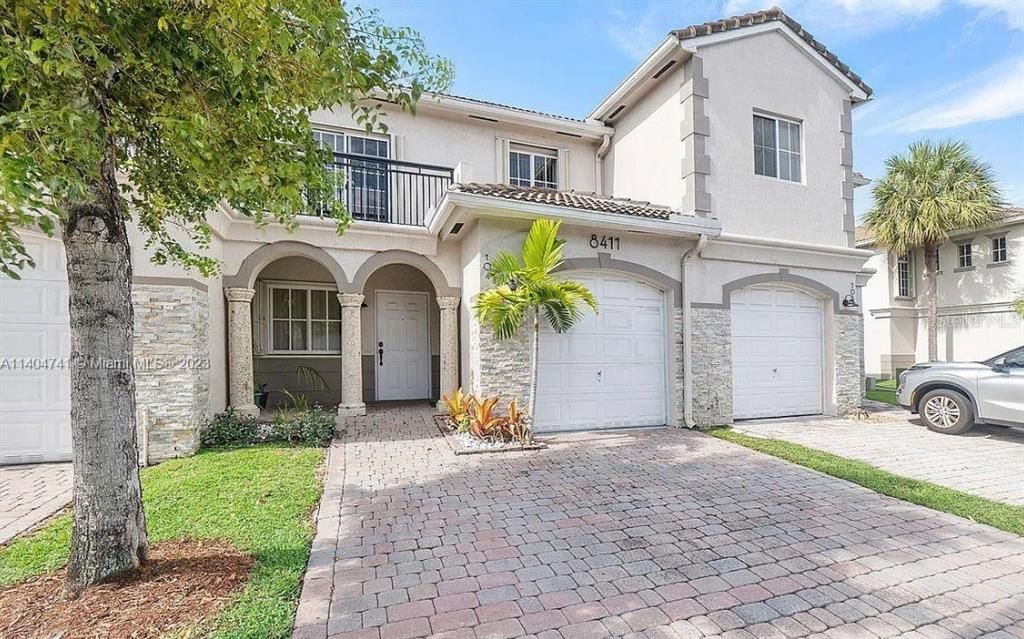 Recently Sold: $470,000 (3 beds, 2 baths, 1743 Square Feet)