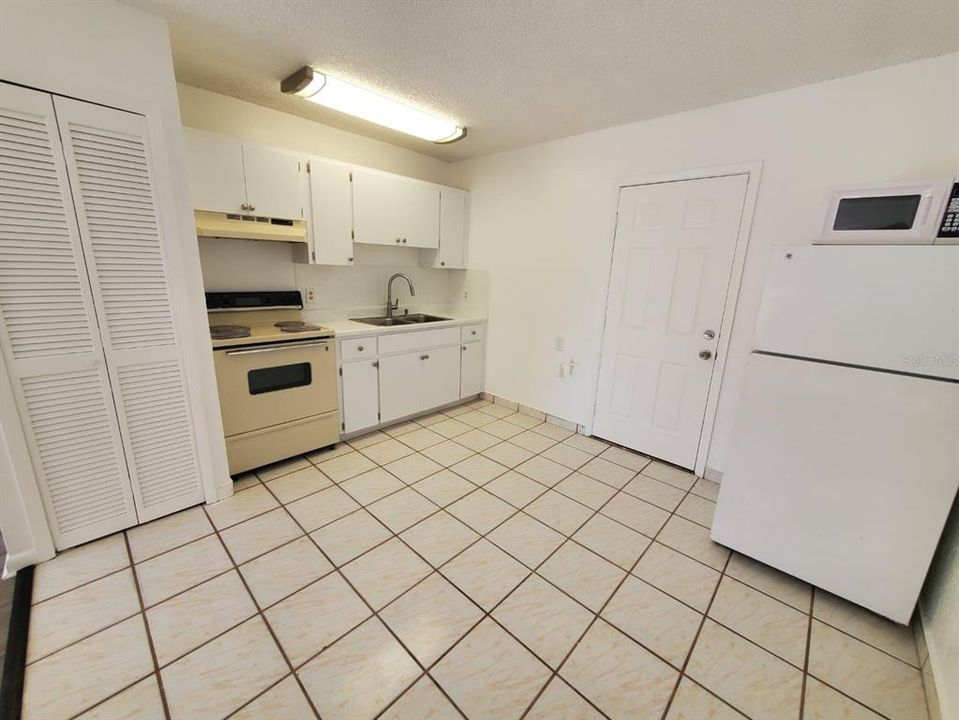 Recently Rented: $1,000 (2 beds, 1 baths, 810 Square Feet)