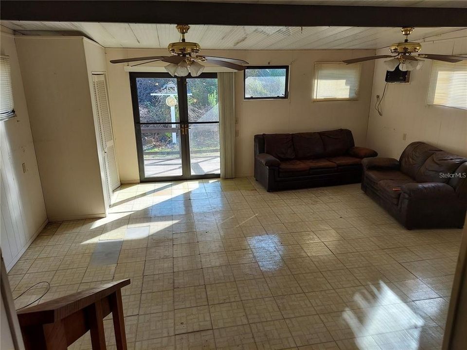 Vendido Recientemente: $79,900 (2 camas, 1 baños, 784 Pies cuadrados)